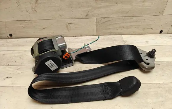 Mazda 3 II Front seatbelt 0435184