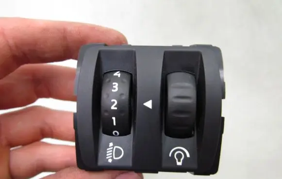 Renault Megane III Headlight level height control switch 251900567R