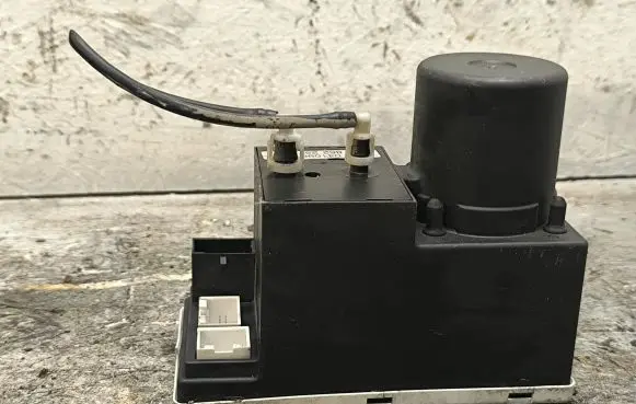 Audi A4 S4 B5 8D Central locking vacuum pump 4A0862257P 8L0862257