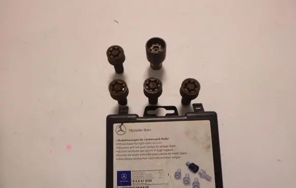 Mercedes-Benz C W204 Nuts/bolts 