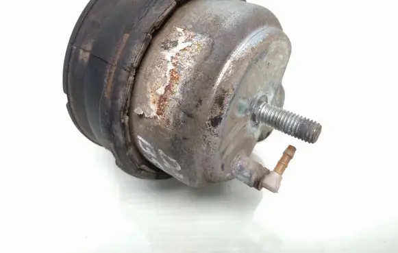 Volvo XC90 Engine mount bracket