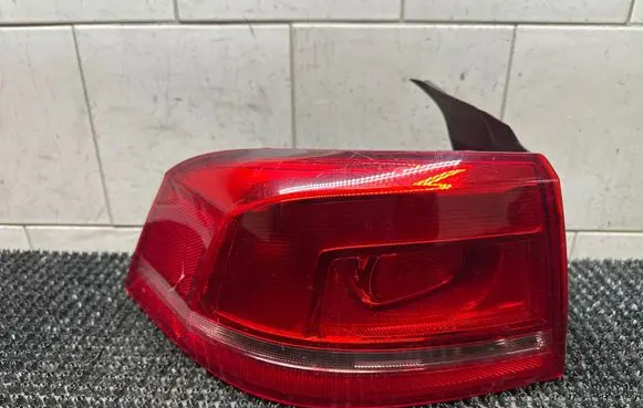 Volkswagen PASSAT B7 Rear/tail lights 3AE945095F