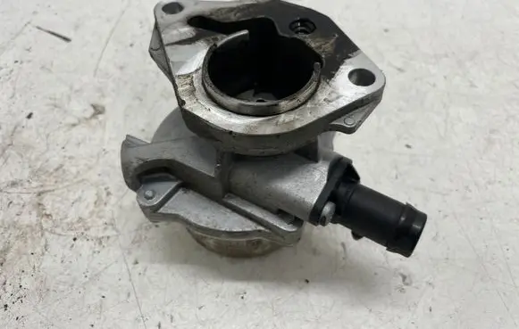 Mercedes-Benz A W176 Vacuum pump 146505272R 705641000