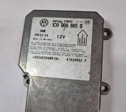 Volkswagen PASSAT B5 Airbag control unit/module 1C0909605B 41020602F 5WK43124