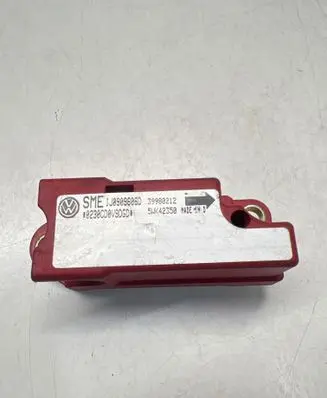 Volkswagen Golf IV Airbag deployment crash/impact sensor 1J0909606D 39980212 5WK42350