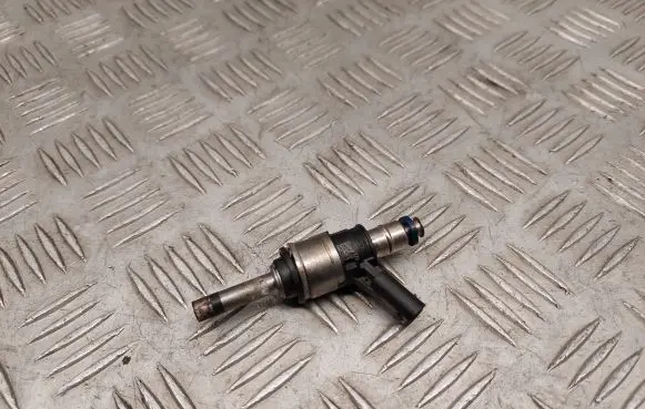 Audi Q7 4M Fuel injector 06E095A