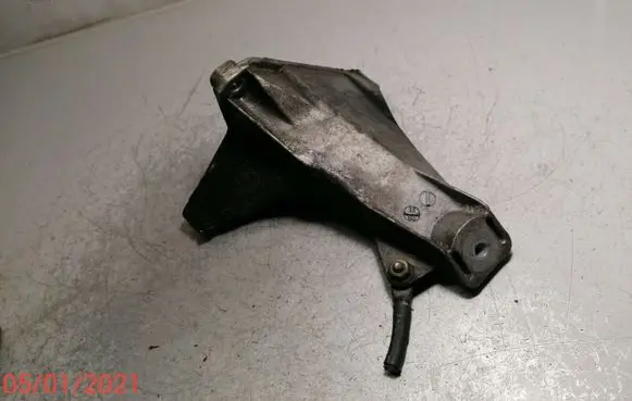 Volkswagen PASSAT B5 Engine mounting bracket 8D0199308