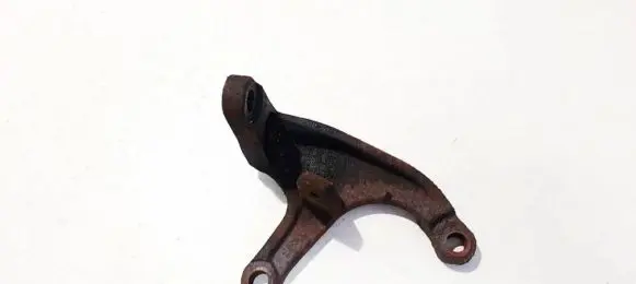 Toyota Avensis Verso Engine mounting bracket