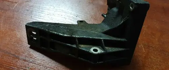 BMW 7 E38 Engine mounting bracket 1704583