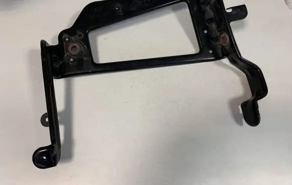 Audi Q7 4M Radiator mount bracket 4M0121261R