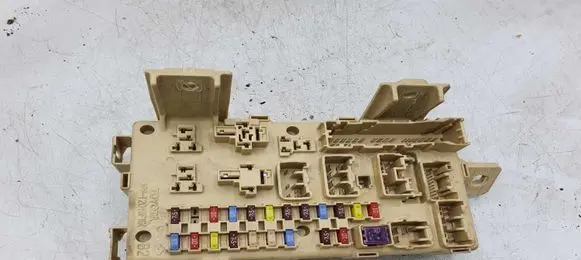 Toyota Corolla Verso AR10 Fuse module 892210F020 08081422241002
