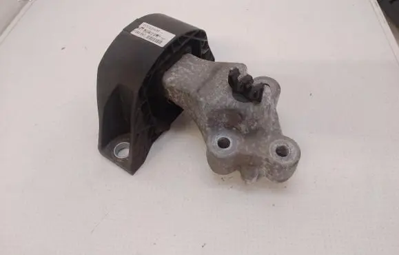 Engine mount vacuum valve