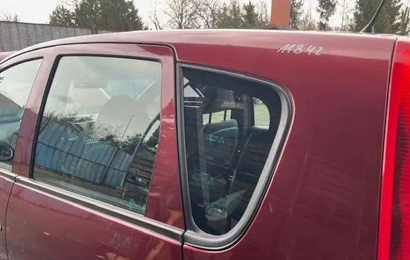 Mitsubishi Colt Rear side window 