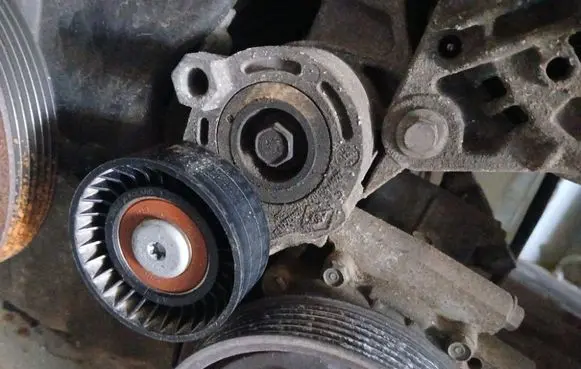 Nissan Juke I F15 Generator/alternator belt tensioner