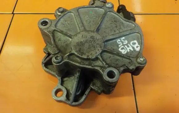 Land Rover Discovery 3 - LR3 Vacuum pump 4R8Q2A451AE