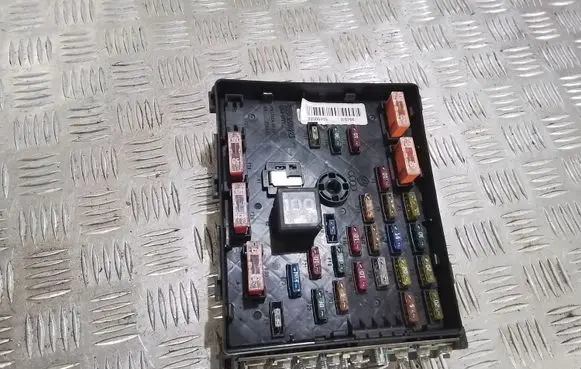 Volkswagen PASSAT B6 Fuse module 3C0937125