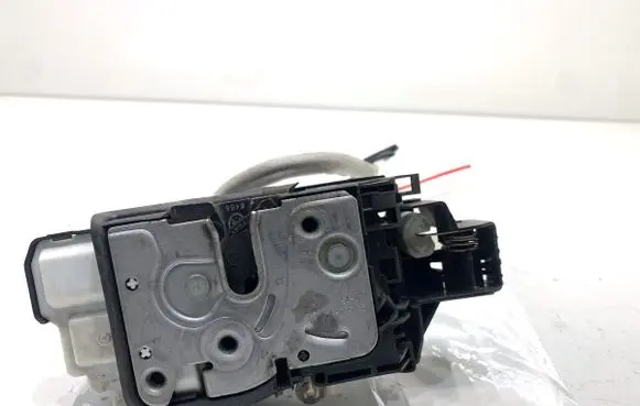 Volvo V40 Front door lock 31440389