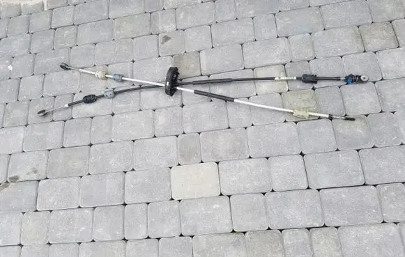 Opel Insignia A Gear shift cable linkage 55560992