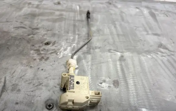 Volkswagen PASSAT B6 Fuel tank cap lock motor 3B0959782A