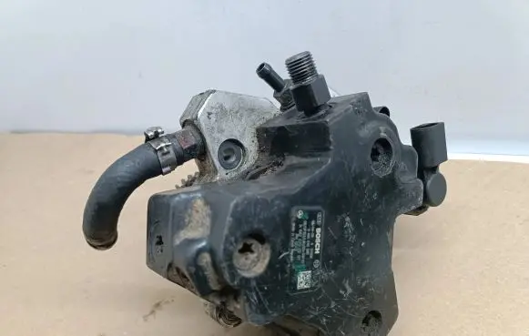 Jeep Grand Cherokee (WK) Fuel injection high pressure pump A6420700201 0445010095