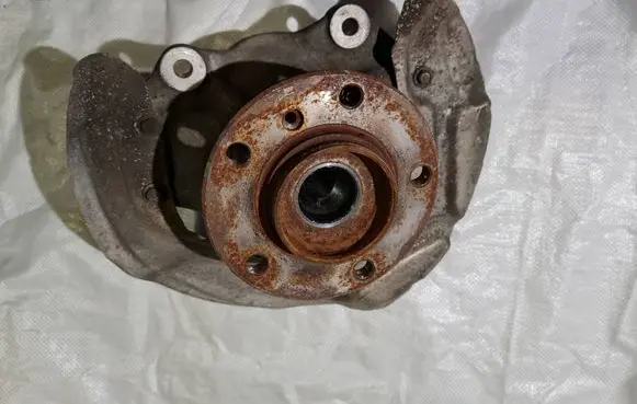 Front wheel hub spindle knuckle