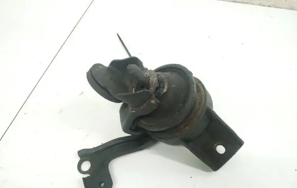 Hyundai Coupe Engine mount bracket