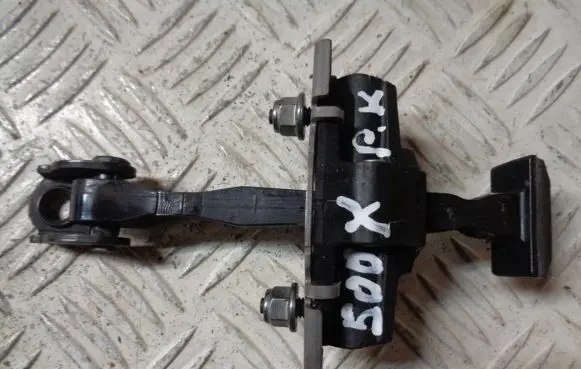 Fiat 500X Front door check strap stopper