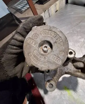 Volkswagen Transporter - Caravelle T4 Alternator belt tensioner 074903143F