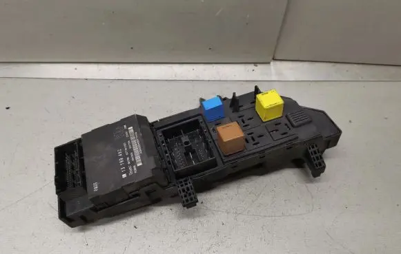 Opel Vectra C Fuse module 13181983 13199492