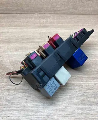 Volkswagen PASSAT B5 Fuse module 8L0941822A 896083000