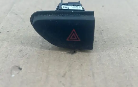 Renault Captur Hazard light switch 252907372R 10026629 25122013