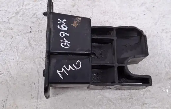 Renault Captur Front bumper mounting bracket 620923103R