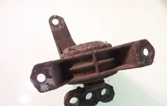 Opel Zafira A Engine mount bracket