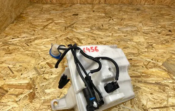 Ford Focus Windshield washer fluid reservoir/tank BV6117B613CA
