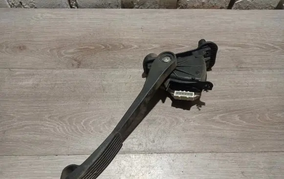 Volvo V70 Accelerator throttle pedal 6PV00853700 30636003
