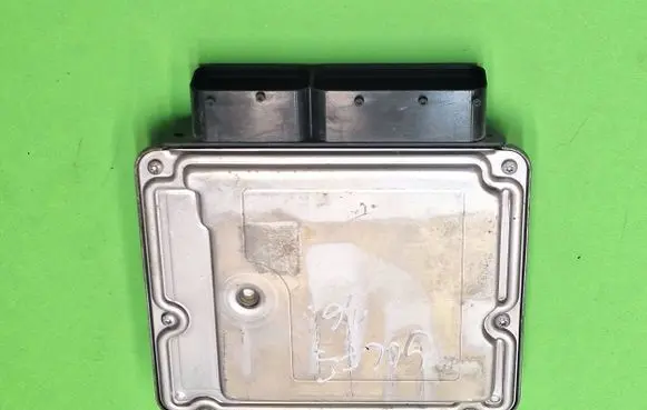 Volkswagen Golf V Engine control unit/module 03C906056CB 1039S08692 0261S02150
