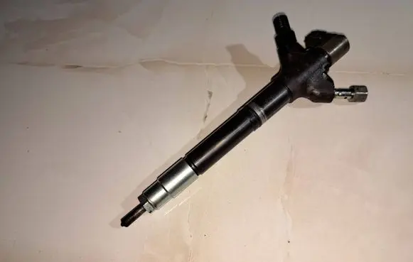 Toyota Avensis T270 Fuel injector 236700R090 10K09688