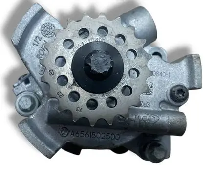 Mercedes-Benz C AMG W205 Oil pump A6561802500