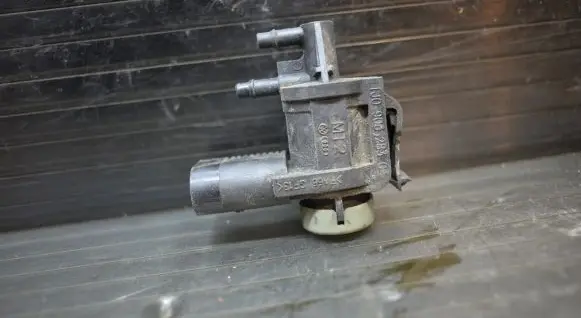 Audi A4 S4 B7 8E 8H Turbo solenoid valve 1J0906283C
