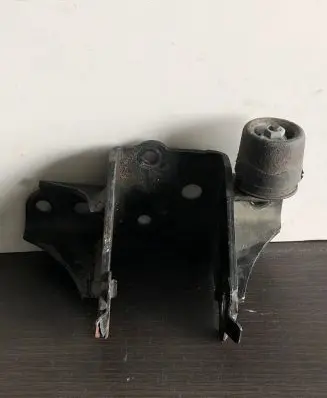 Toyota Avensis T270 Engine mount bracket