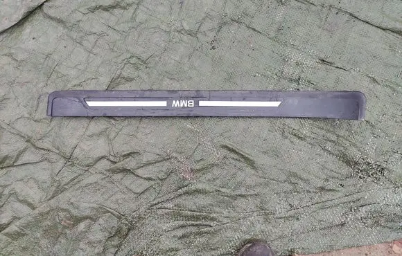 Front sill trim cover