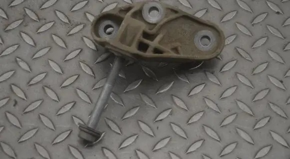 Engine mounting bracket