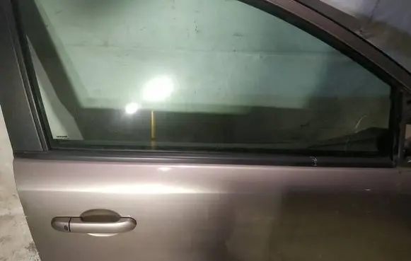 Nissan Note (E11) Front door glass trim molding 