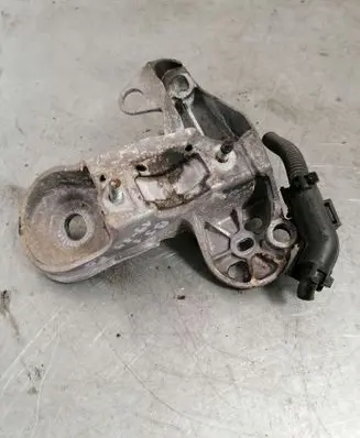 Volkswagen PASSAT B5.5 Engine mounting bracket 8E0199352F