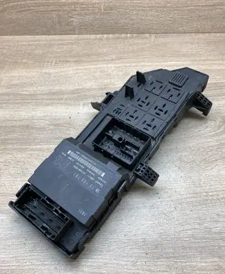 Opel Vectra C Fuse module 13168781 359171 13181984