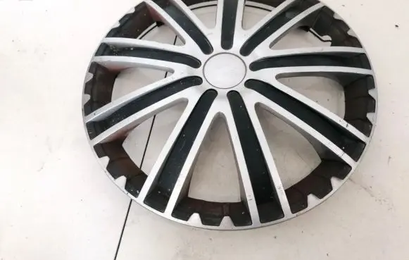 Toyota Yaris R14 wheel hub/cap/trim 