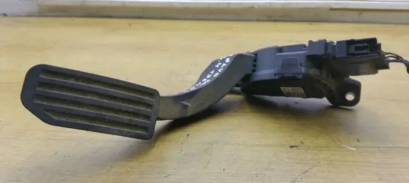 Accelerator throttle pedal