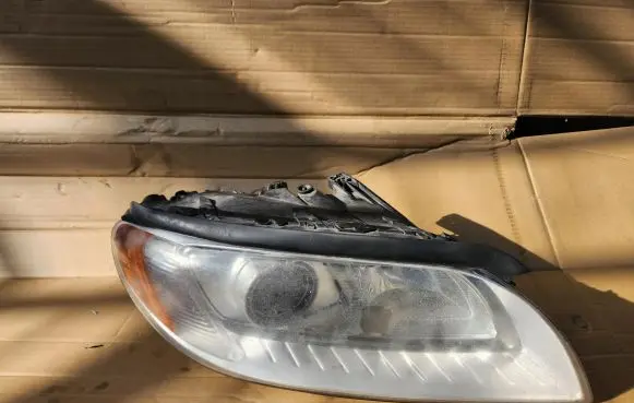 Volvo V70 Headlight/headlamp 31214348