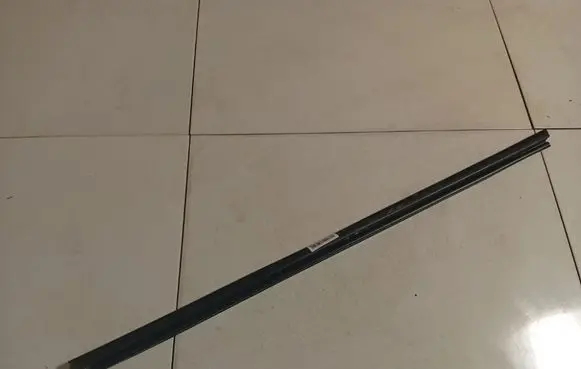 Volkswagen PASSAT B6 Front door glass trim molding