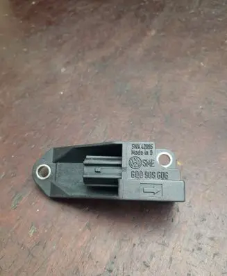 Volkswagen Polo Airbag deployment crash/impact sensor 5WK42895 6Q0909606